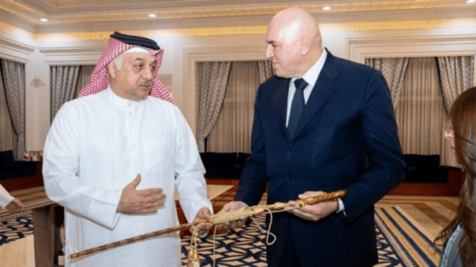 وزير الدفاع الإيطالي جويدو كروسيتو يزور الدوحة