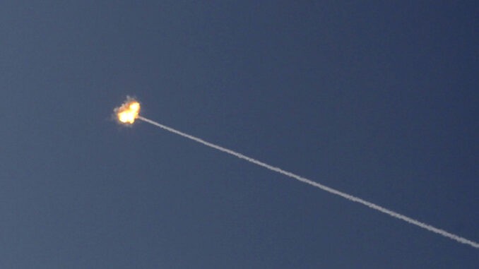 الجيش الأمريكي يختبر نظام دفاع جوي يعمل بأشعة الليزر