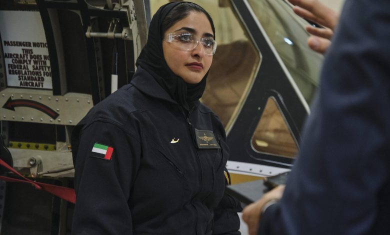 سمو الشيخة موزة بنت مروان آل مكتوم تحلق بطائرة AW609 تيلتروتو (صور)