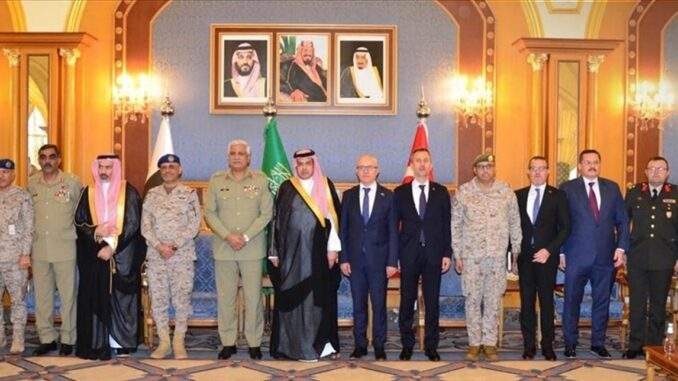اجتماع سعودي تركي باكستاني لتعزيز التعاون الدفاعي