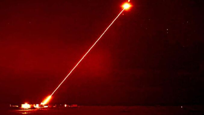 سلاح الليزر الأمريكي القادم: كيف سيواجه الجيش الأمريكي طائرات “الدرون”؟