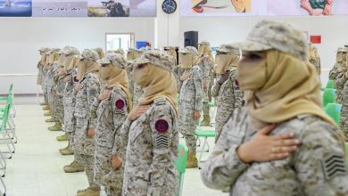 تخريج أول دفعة نسائية في القوات المسلحة السعودية (فيديو)