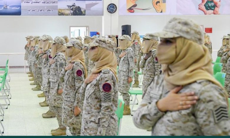 تخريج أول دفعة نسائية في القوات المسلحة السعودية (فيديو)