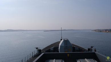 بالصور.. المدمرة البريطانية “إتش إم إس دايموند” تعبر قناة السويس