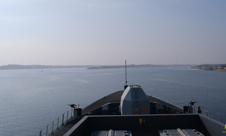 بالصور.. المدمرة البريطانية “إتش إم إس دايموند” تعبر قناة السويس