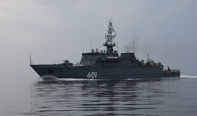 في ظل التوتر  مع أوكرانيا.. روسيا تُرسل 15 سفينة حربية إلى البحر الأسود