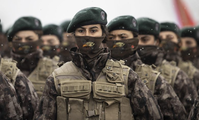 تخريج 500 سيدة من شرطة المهام الخاصة باستعراض مهيب (فيديو)