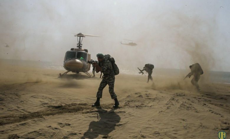 إيران تستخدم مجموعة متنوعة من الأسلحة والمعدات الآلية في مناورات “الاقتدار 99”