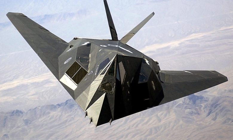 صربيا تسلم بقايا الطائرة الشبحية الأمريكية التي أُسقطت عام 1999