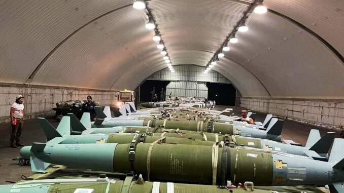 بايدن يرسل المزيد من القنابل والصواريخ.. تفاصيل شحنة الذخائر الأمريكية لإسرائيل