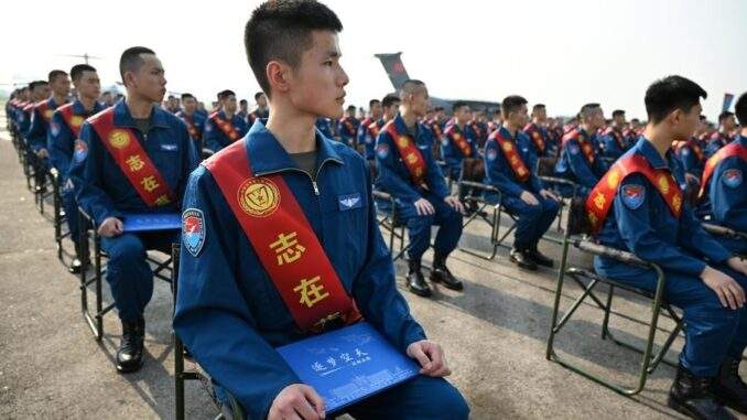 كيف حققت الصين إنجازاً استثنائياً في تجنيد طلاب القوات الجوية؟