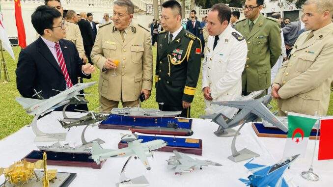 الصين تعرض مجموعة من نماذج الأسلحة المتطورة في الجزائر.. هل يمهد هذا الطريق أمام صفقات أسلحة مستقبلية؟