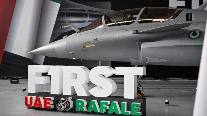 فرنسا تسلّم أول مقاتلة “رافال F-4” للإمارات.. فما هي أبرز تحديثاتها؟