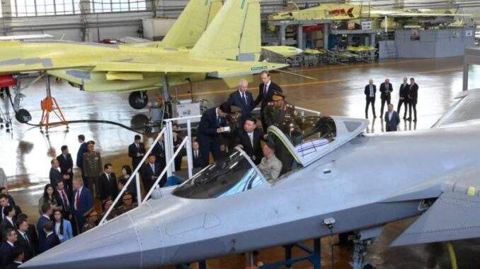 الزعيم الكوري الشمالي يزور مصنع مقاتلات “سو-57″ و”سو-35” ويُشيد بالطائرات الحربية الروسية