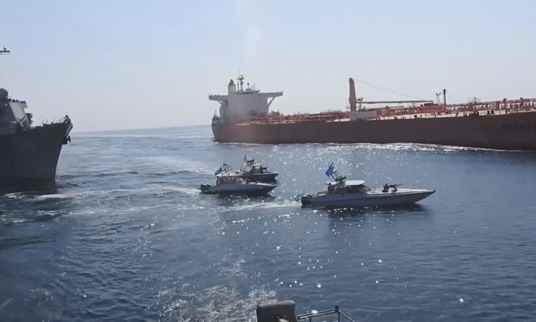 التلفزيون الإيراني يبث تسجيلا مصورا لـ”تحرير” الحرس الثوري ناقلة نفط في بحر عمان (فيديو)