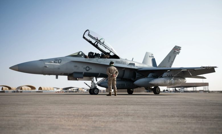 وسط مخاطر الهجمات الحوثية على المنشآت السعودية.. القيادة المركز الأمريكية تنشر مقاتلات “إف-18 سي” في المملكة (صور)