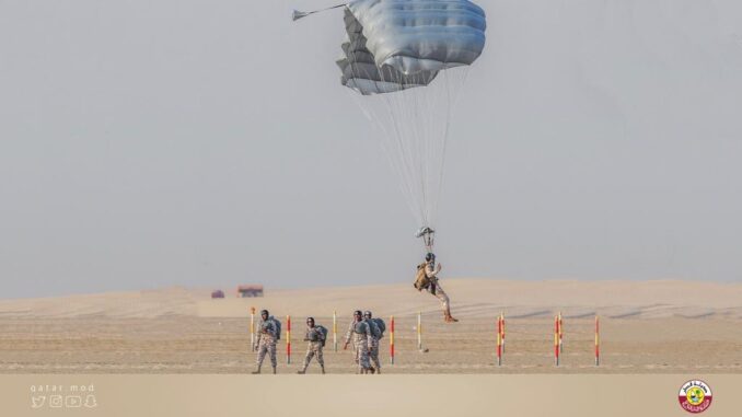 القوات الخاصة القطرية تخرّج دورتي الصاعقة والقفز المظلي