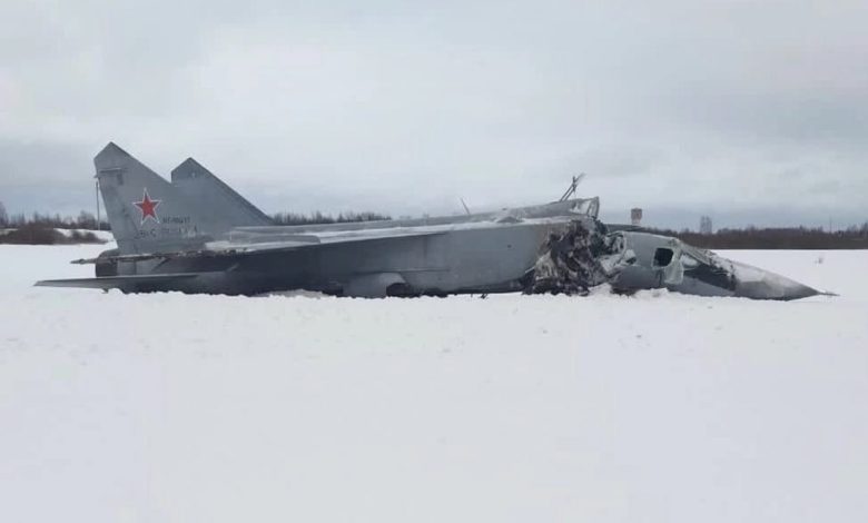 تحطم مقاتلة روسية من طراز “ميغ-31” في أثناء  إقلاعها (صور)