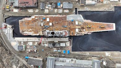 رصد حاملة الطائرات الروسية “أدميرال كوزنتسوف” في مورمانسك (صور)