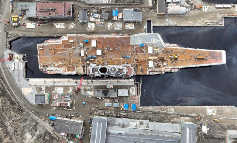 رصد حاملة الطائرات الروسية “أدميرال كوزنتسوف” في مورمانسك (صور)