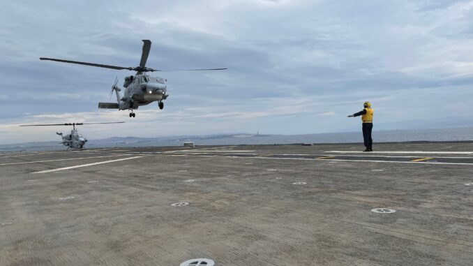 للمرة الأولى.. هبوط مروحيات Super Cobra و Sea Hawk على متن أكبر سفينة حربية تركية