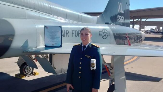 بالصور.. أوّل لبنانية تقود طائرة حربية في الجيش اللبناني