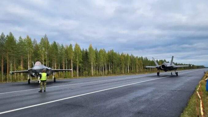سابقة تاريخية… طائرتان من طراز “إف-35” تهبطان بنجاح على الطريق السريع في فنلندا