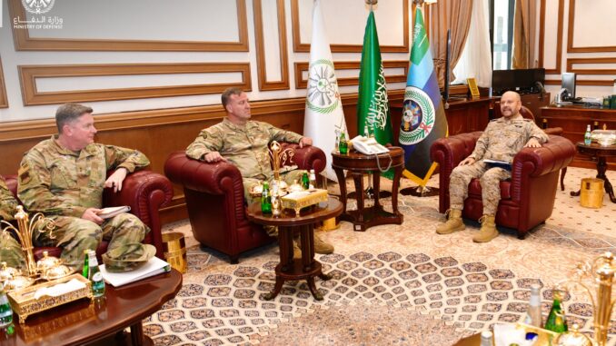رئيس هيئة الأركان السعودي يبحث سبل التعاون الدفاعي مع قائد القيادة المركزية الأمريكية في الرياض