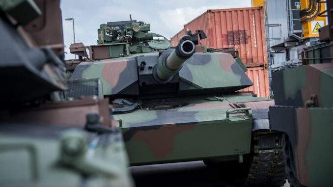 بولندا تتلقى شحنة أولى من دبابات “أبرامز”