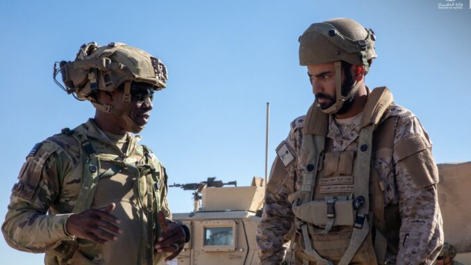 مناورات أمريكية سعودية ضخمة تنطلق من قلب صحراء موهافي.. ما الرسائل العسكرية؟