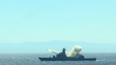 البحرية الجزائرية تُطلق صاروخًا مضادًا للسفن في تمرين حي بالجبهة البحرية الشرقية