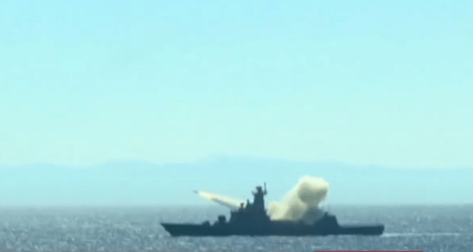 البحرية الجزائرية تُطلق صاروخًا مضادًا للسفن في تمرين حي بالجبهة البحرية الشرقية