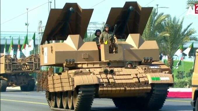 الجيش الجزائري يكشف عن مركبة جديدة لإزالة الألغام تعتمد على هيكل دبابة “تي-62”