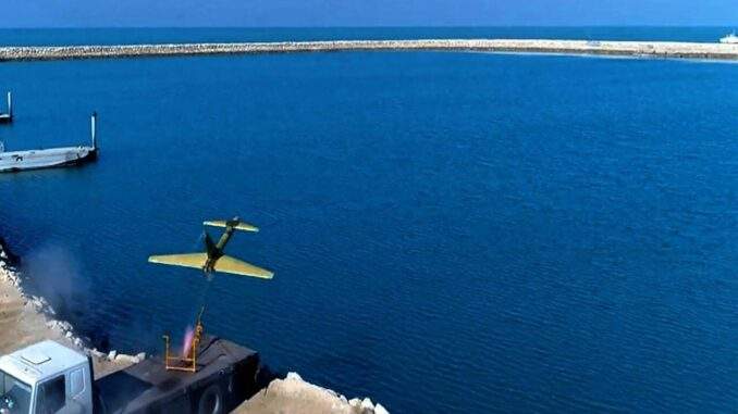 صواريخ مزودة بالذكاء الاصطناعي تطلقها مسيرات إيرانية من طراز “أبابيل” خلال مناورات عسكرية