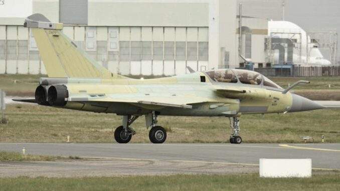 تعزيز خطير للقوات الجوية المصرية: وصول أول مقاتلتين من صفقة “رافال” الثانية