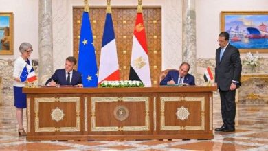 مصر وفرنسا ترفعان مستوى العلاقات إلى “الشراكة الاستراتيجية”.. صفقات أسلحة ضخمة وتعاون عسكري غير مسبوق