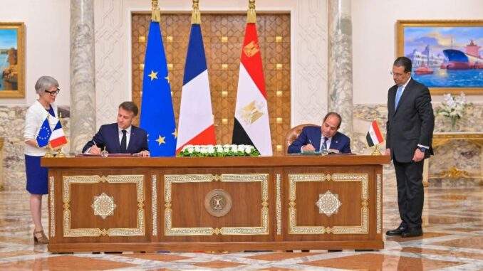 مصر وفرنسا ترفعان مستوى العلاقات إلى “الشراكة الاستراتيجية”.. صفقات أسلحة ضخمة وتعاون عسكري غير مسبوق