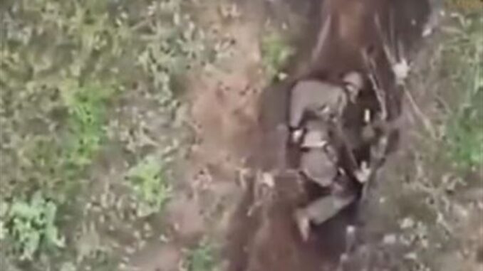 جندي روسي ينجو من الموت بـ”أعجوبة”… فيديو يوثّق اللحظة