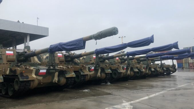 كوريا الجنوبية تسلّم بولندا مدافع “كي-9” ودبابات “كي-2”