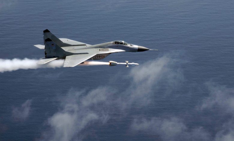 بالفيديو: مقاتلة من طراز “ميغ 29” إيرانية تدمر صاروخا في الجو خلال مناورات عسكرية