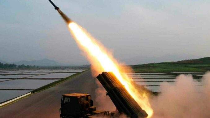 كوريا الشمالية تختبر قاذفات صواريخ مزودة بنظام توجيه جديد