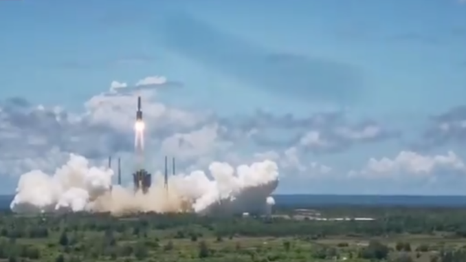 الصين تطلق صاروخا يحمل مسبارا إلى المريخ