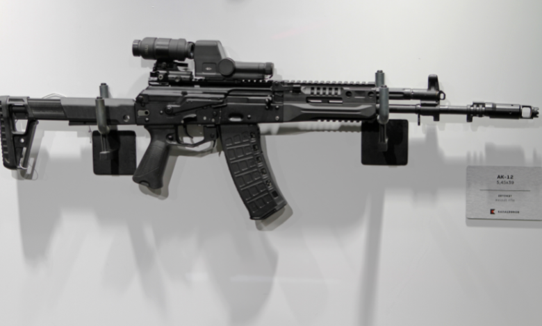 صحيفة “سوهو”: روسيا تستفيد من الخبرة المكتسبة أثناء خوضها العمليات الحربية في سوريا لتطوير رشاش “آكا – 12”