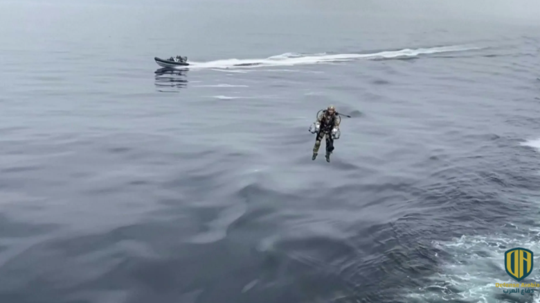 بالفيديو: بدلة نفاثة تحلق بجنود مشاة البحرية البريطانية فوق الماء