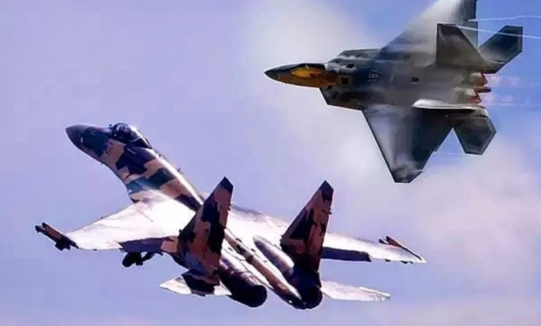 الخبير العسكري علي الهاشم يقارن بين مقاتلة “سو-35” الروسية و “إف-22” الأمريكية
