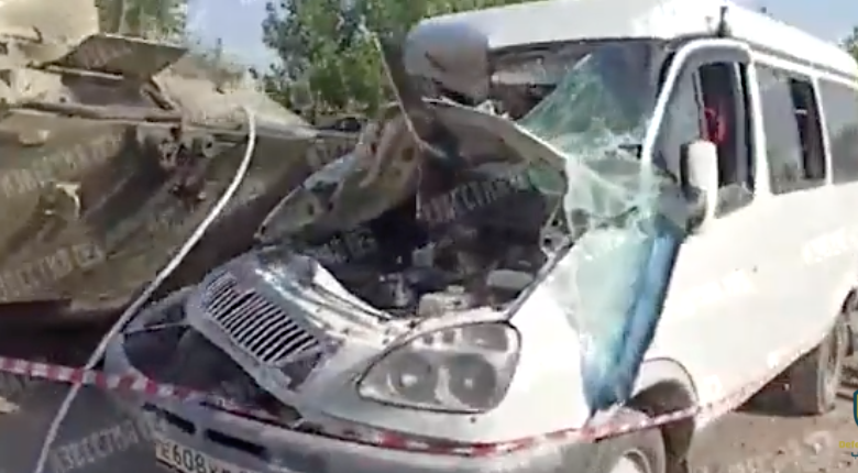 بالفيديو: اصطدام حاملة جنود مدرعة بحافلة في روسيا