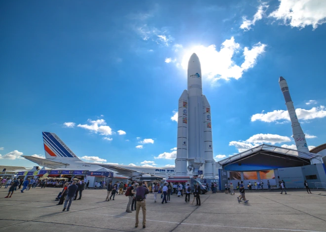 فرنسا تكشف عن قمر صناعي عسكري جديد