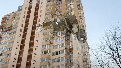 حقيقة الصاروخ الذي ضرب المبنى السكني في العاصمة الأوكرانية (فيديو)