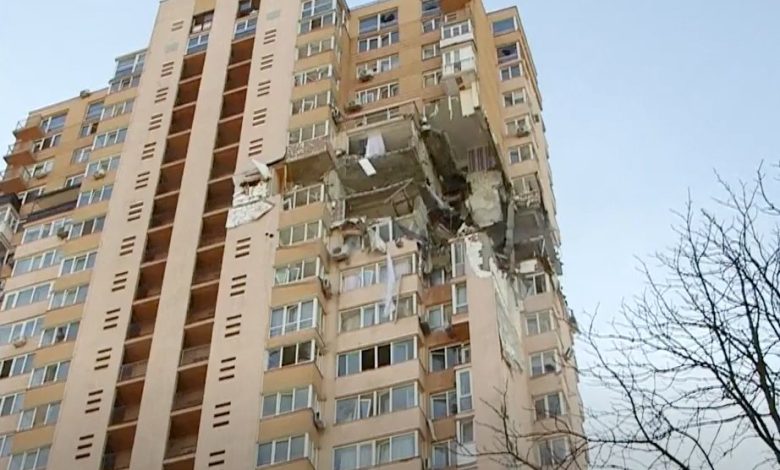 حقيقة الصاروخ الذي ضرب المبنى السكني في العاصمة الأوكرانية (فيديو)