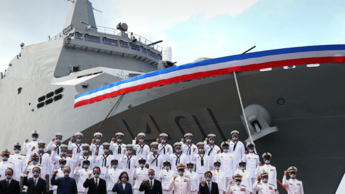 لتعزيز دفاعاتها في مواجهة الصين.. تايوان تدشّن سفينة حربية برمائية رهيبة